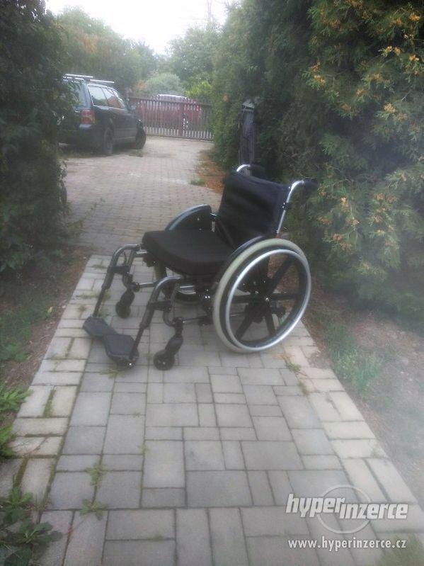 Odlehčený skládací invalidní vozík