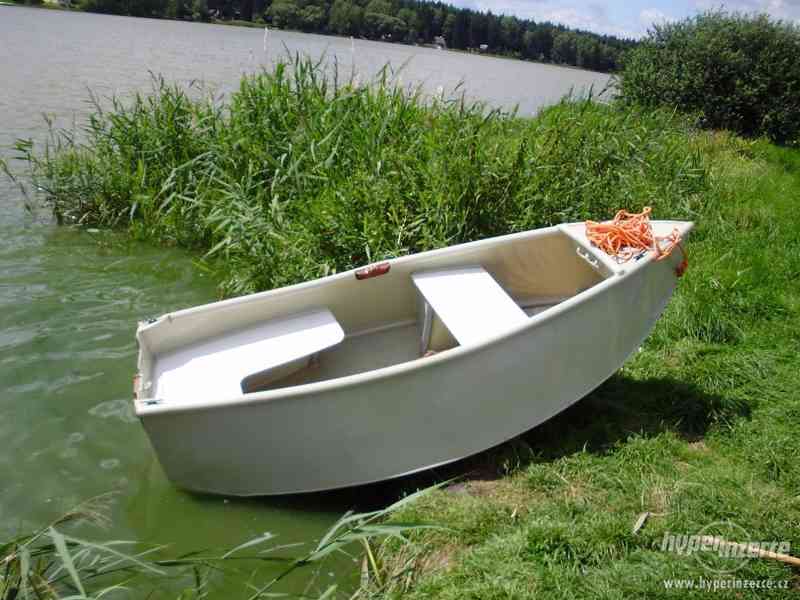 Malý motorový člun s vesly - foto 5