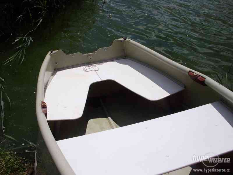 Malý motorový člun s vesly - foto 6