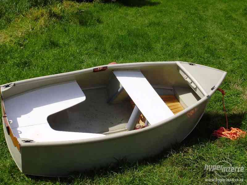 Malý motorový člun s vesly - foto 7