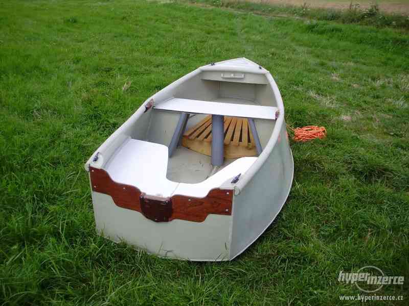 Malý motorový člun s vesly - foto 8