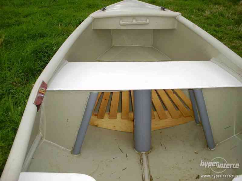 Malý motorový člun s vesly - foto 9