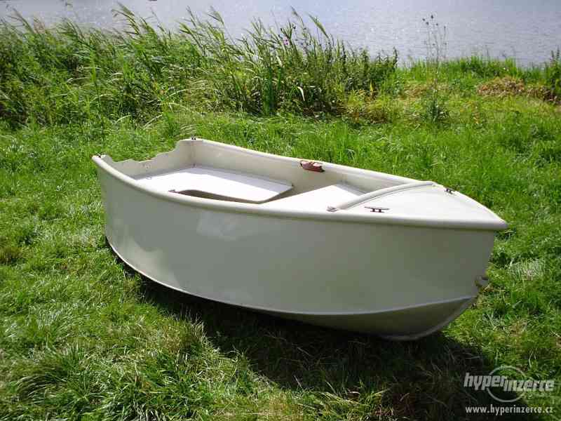 Malý motorový člun s vesly - foto 10