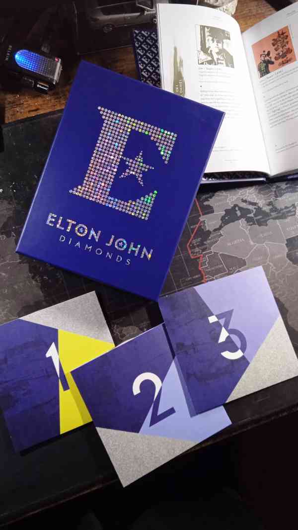 Prodám sběratelskou deluxe verzi ELTON JOHN – DIAMONDS. 3CD - foto 1