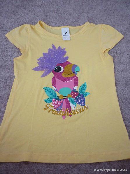Prodám žluté tričko, vzor papoušek, zn. C & A, vel. 122 - foto 1