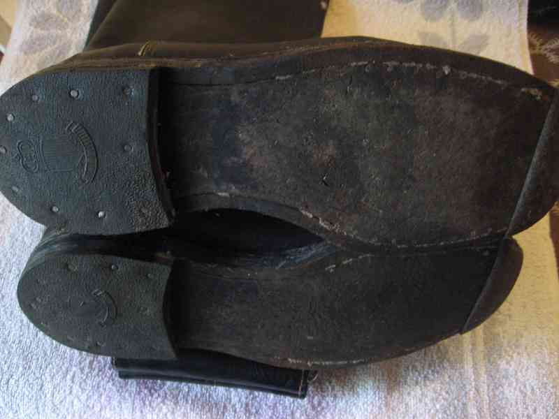staré kožené  boty  - foto 2