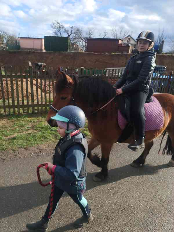 Koňský příměstský tábor pro děti.S koňmi a poníky. - foto 9