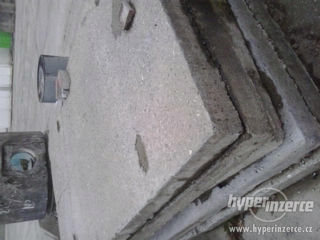 Panely betonové zachovalé silniční tl. 15 a 20 cm - foto 1