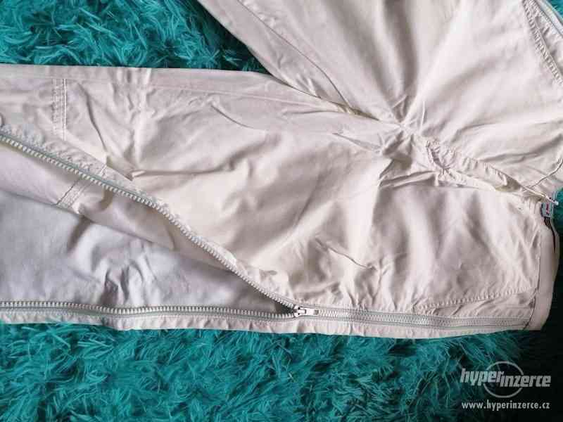 Bílé kalhoty se zipy na nohavicích - foto 1