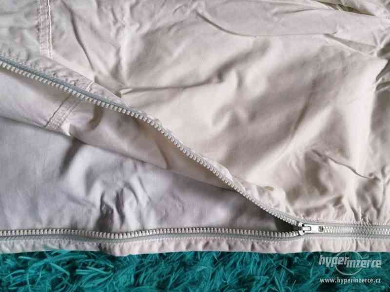 Bílé kalhoty se zipy na nohavicích - foto 2