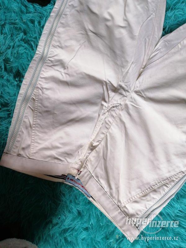 Bílé kalhoty se zipy na nohavicích - foto 3