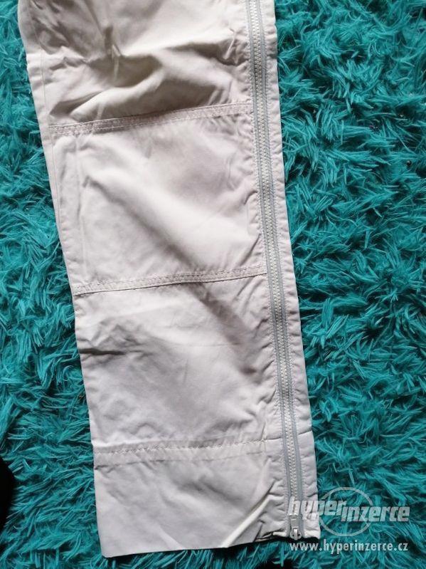 Bílé kalhoty se zipy na nohavicích - foto 4