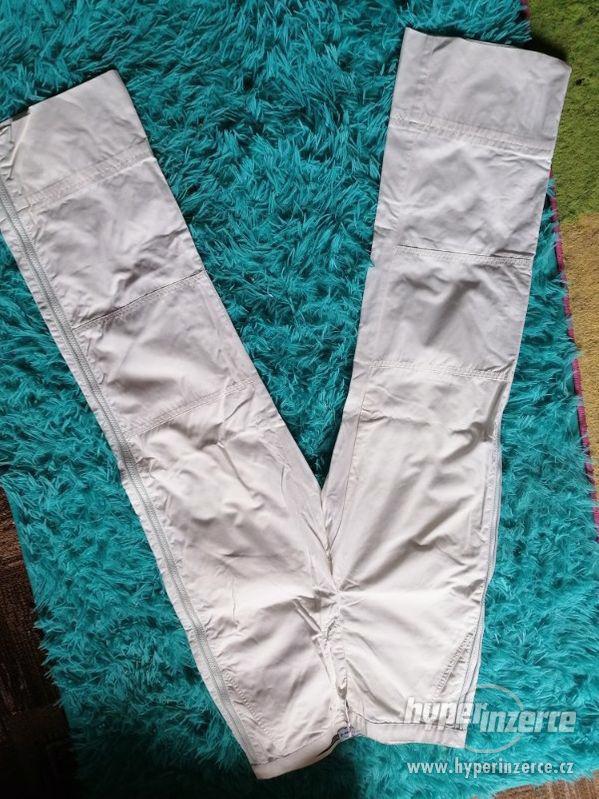 Bílé kalhoty se zipy na nohavicích - foto 5