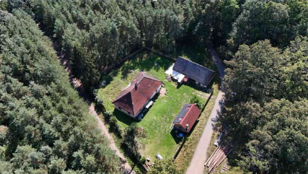 Hájovna na samotě v lese - foto 1