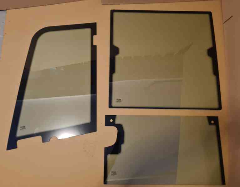 sklá predné horné a dolné a dverové horné na KUBOTU KX027-4 - foto 2