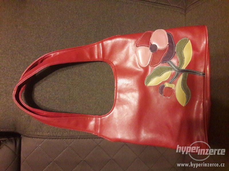 Dámská červená kabelka s kytkou - foto 1