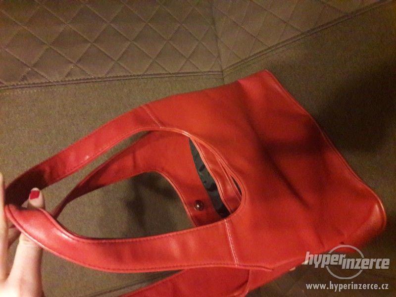 Dámská červená kabelka s kytkou - foto 3