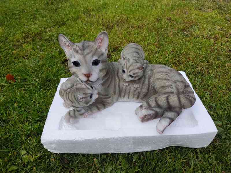 Zahradní soška kočky s koťaty - foto 1