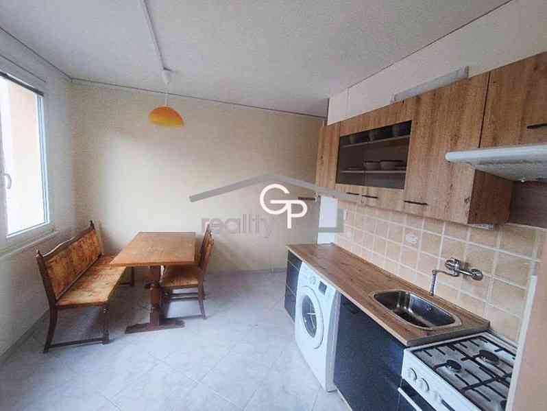 Pronájem 1+1 s fr. oknem, ul. Mánesova, Č. Budějovice - foto 2