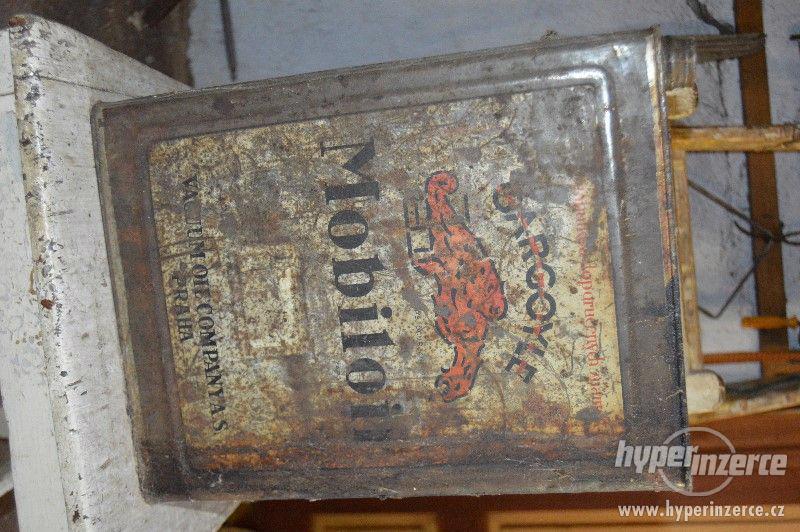 Staré plechovky od oleje. - foto 1