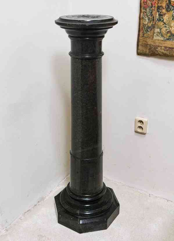 Mramorový sloup/ podstavec 19. století zelený mramor