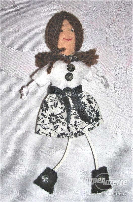 textilní panenka na spínacím špendlíku - foto 1