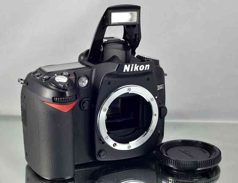 Nikon D90+AF-S 18-105mm  DX ED VR 11 000 Exp. - foto 4