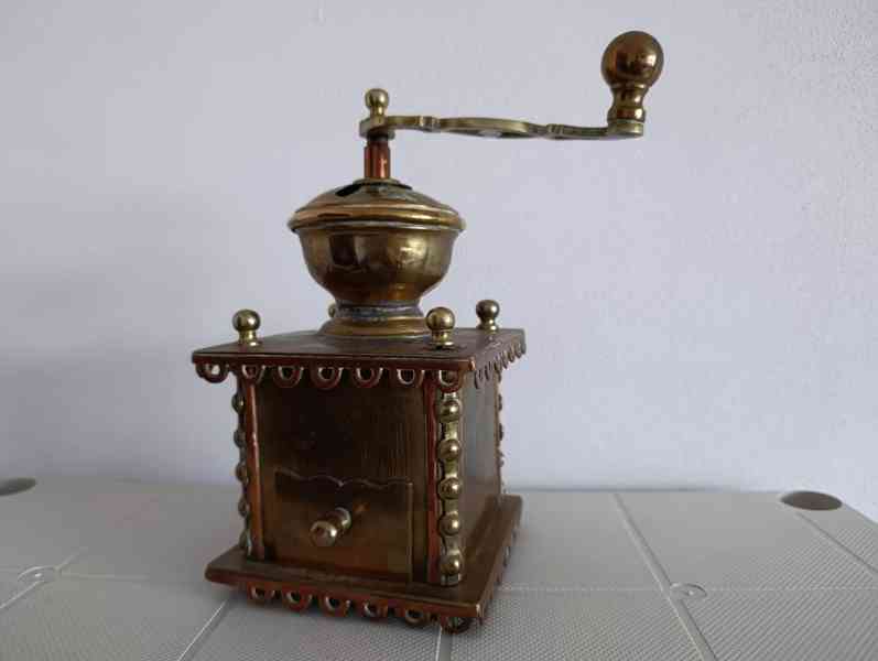 Zajimavý zdobený mosazný mlýnek na kávu do sbírrky - foto 16