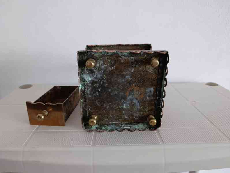 Zajimavý zdobený mosazný mlýnek na kávu do sbírrky - foto 15