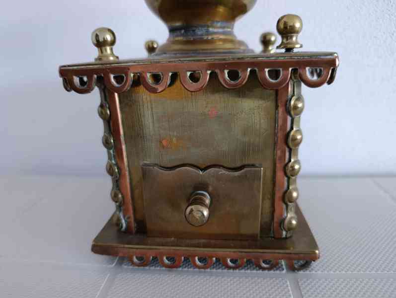 Zajimavý zdobený mosazný mlýnek na kávu do sbírrky - foto 3