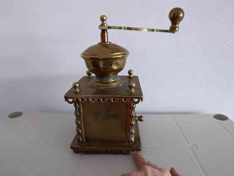 Zajimavý zdobený mosazný mlýnek na kávu do sbírrky - foto 12