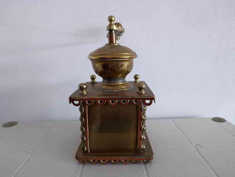 Zajimavý zdobený mosazný mlýnek na kávu do sbírrky - foto 11