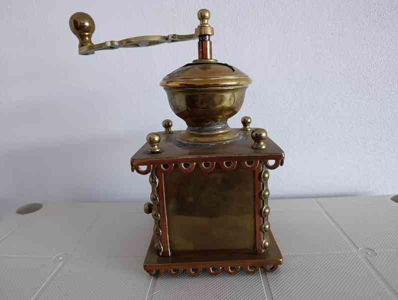 Zajimavý zdobený mosazný mlýnek na kávu do sbírrky - foto 13