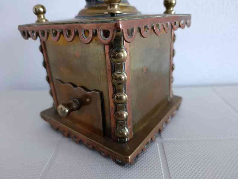 Zajimavý zdobený mosazný mlýnek na kávu do sbírrky - foto 10