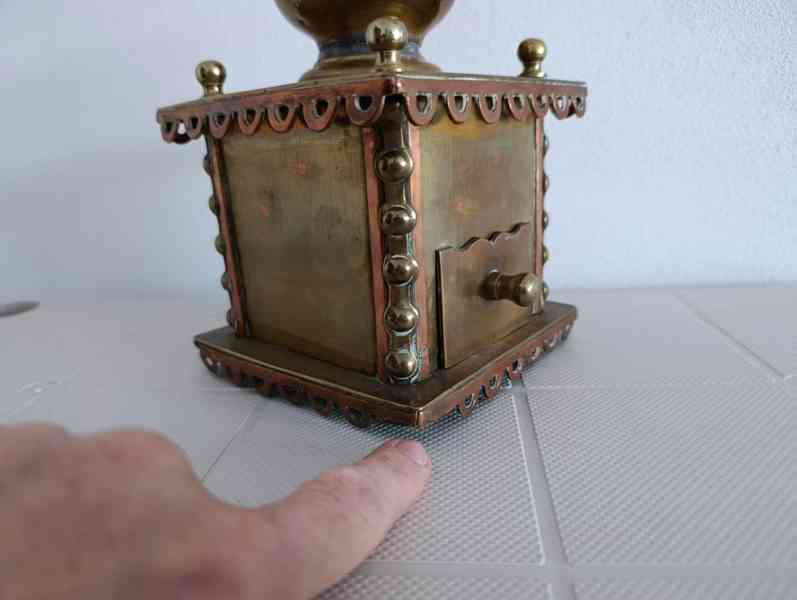 Zajimavý zdobený mosazný mlýnek na kávu do sbírrky - foto 17