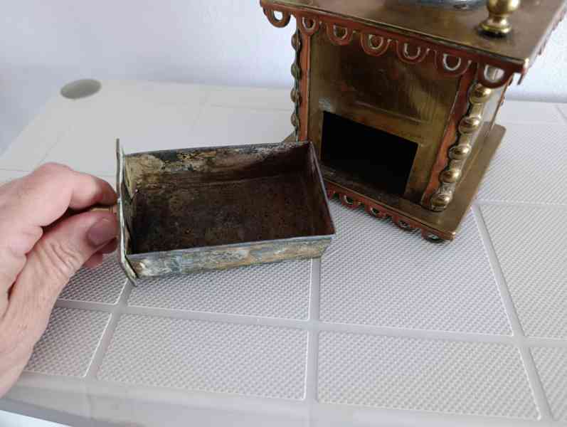 Zajimavý zdobený mosazný mlýnek na kávu do sbírrky - foto 8