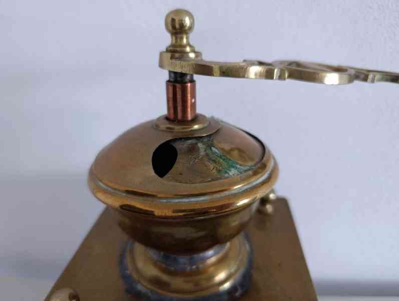 Zajimavý zdobený mosazný mlýnek na kávu do sbírrky - foto 9