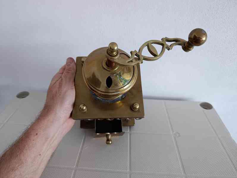 Zajimavý zdobený mosazný mlýnek na kávu do sbírrky - foto 6