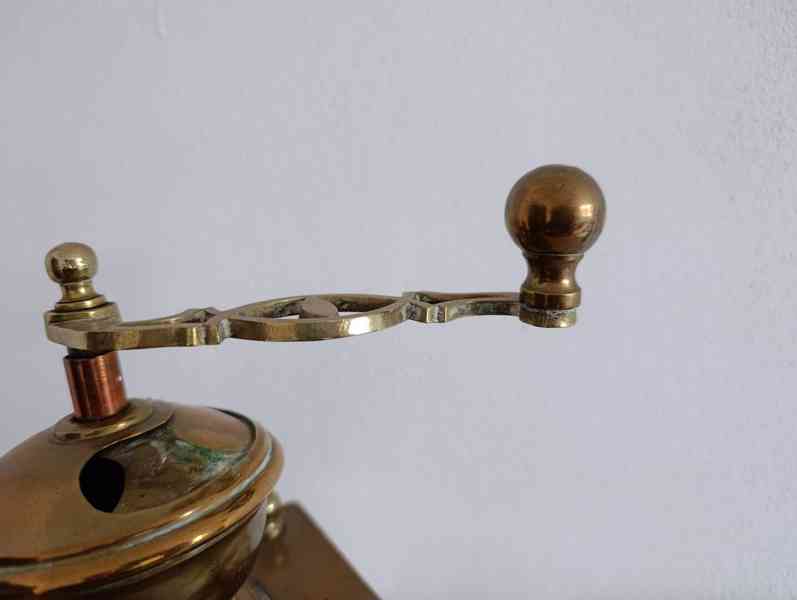 Zajimavý zdobený mosazný mlýnek na kávu do sbírrky - foto 14