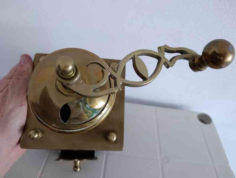 Zajimavý zdobený mosazný mlýnek na kávu do sbírrky - foto 7