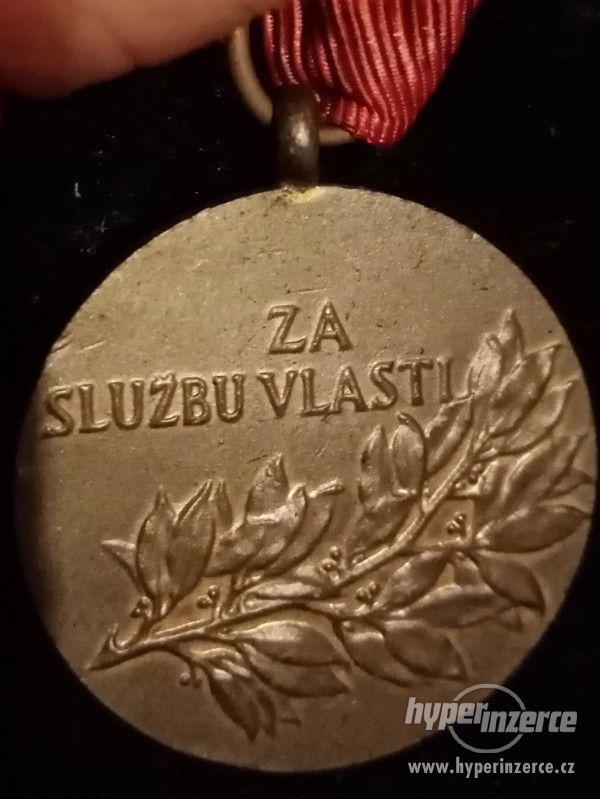 ČSSR - ZA SLUŽBU VLASTI - Medaile na semišovém podkladu - foto 7