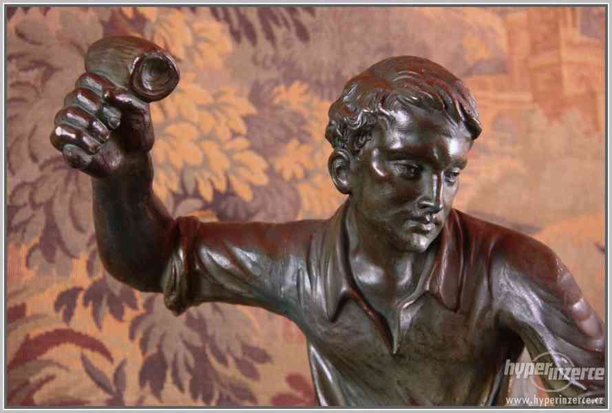 Patinovaná kovová socha na mramorovém podstavci - foto 3