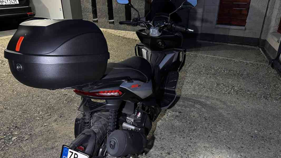 Aprilia SR GT 125 - foto 9