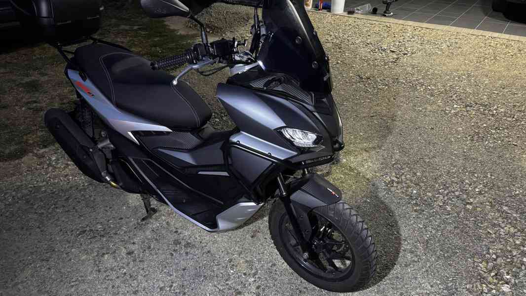 Aprilia SR GT 125 - foto 2