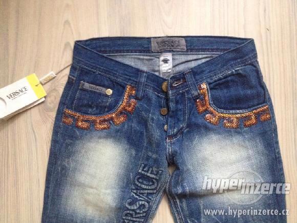 Krásné nové jeansy slim značky Versace vel.26 - foto 2