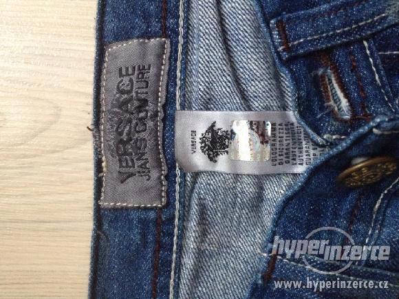 Krásné nové jeansy slim značky Versace vel.26 - foto 4