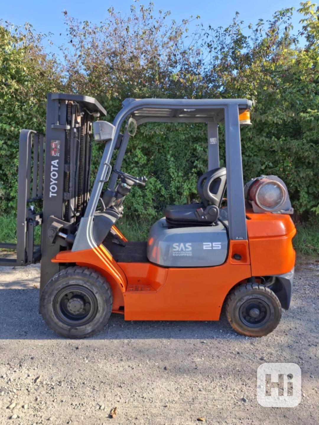 Použitý VZV TOYOTA 42-7FGF25, r. v. 2002, SO 2025 - foto 1