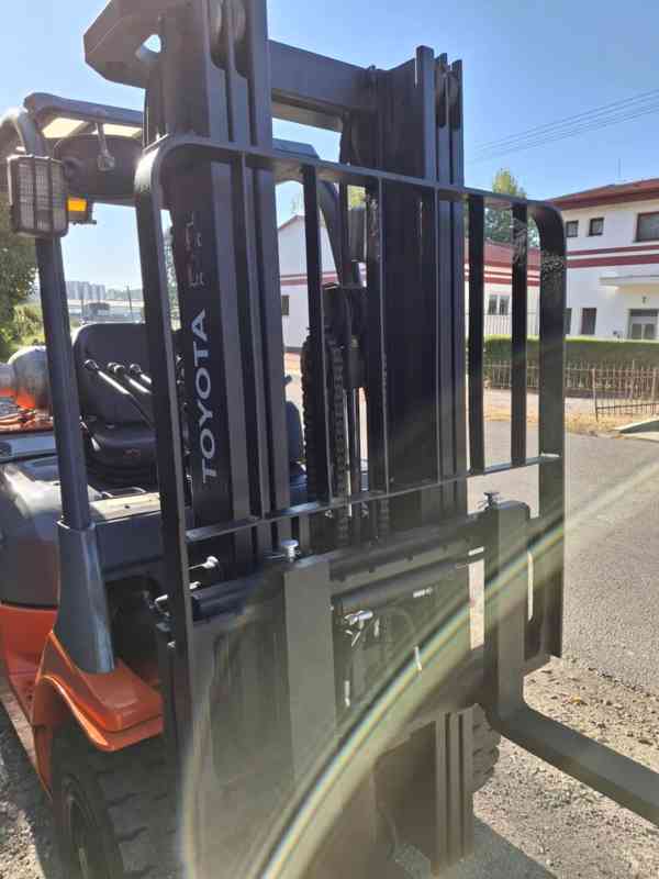 Použitý VZV TOYOTA 42-7FGF25, r. v. 2002, SO 2025 - foto 4