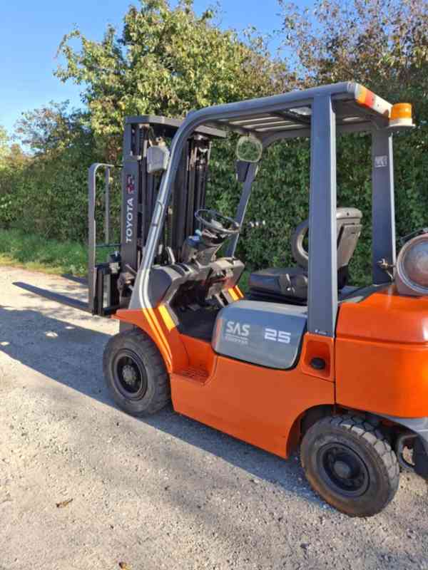 Použitý VZV TOYOTA 42-7FGF25, r. v. 2002, SO 2025 - foto 2