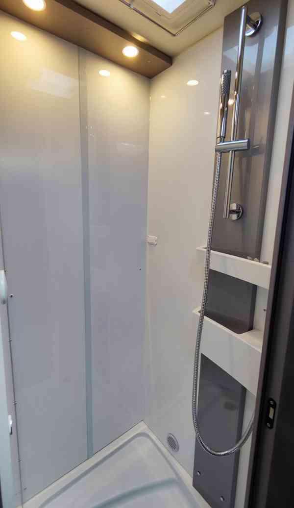 Zapůjčíme Vám zánovní obytný vůz Burstner Lyseo 690G - foto 15